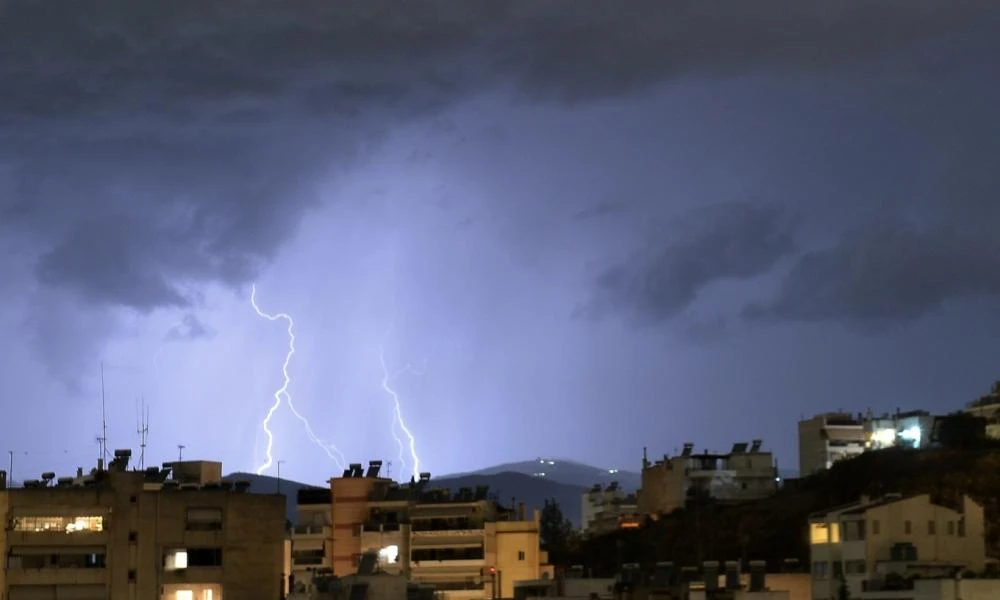 Εντυπωσιακές εικόνες από τους κεραυνούς στην Αττική